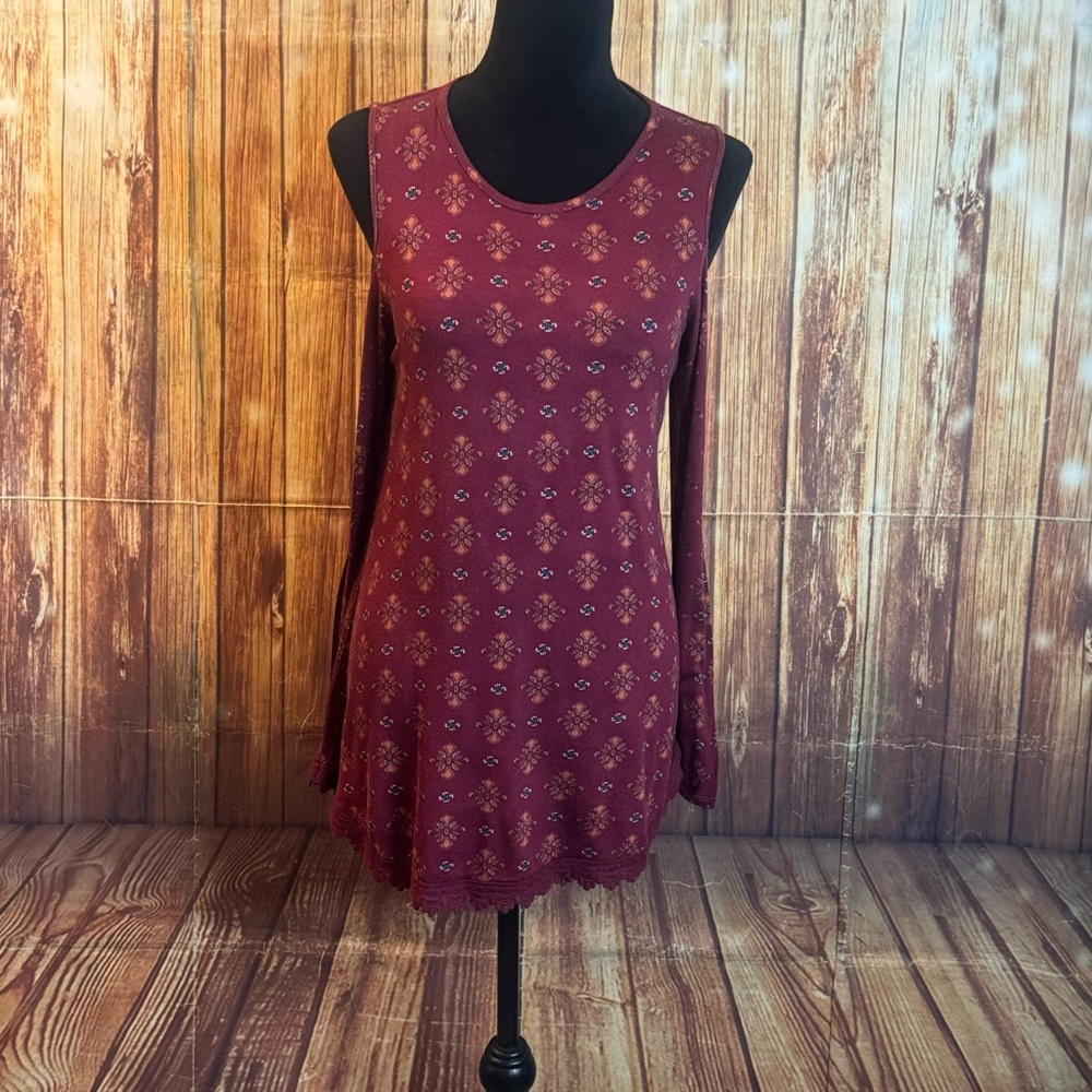 Xhilaration Women’s Burgundy Cold Shoulder Floral Tunic Top with Lace Hem Size M